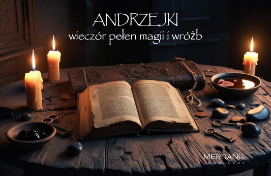 Wieczór andrzejkowy. Na starym stole księga, świece i roztopiony wosk.