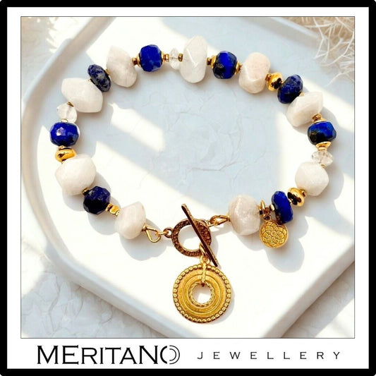 Biało niebieska bransoletka z lapis lazuli leżąca na tacy Biało niebieska bransoletka z lapis lazuli leżąca na tacy