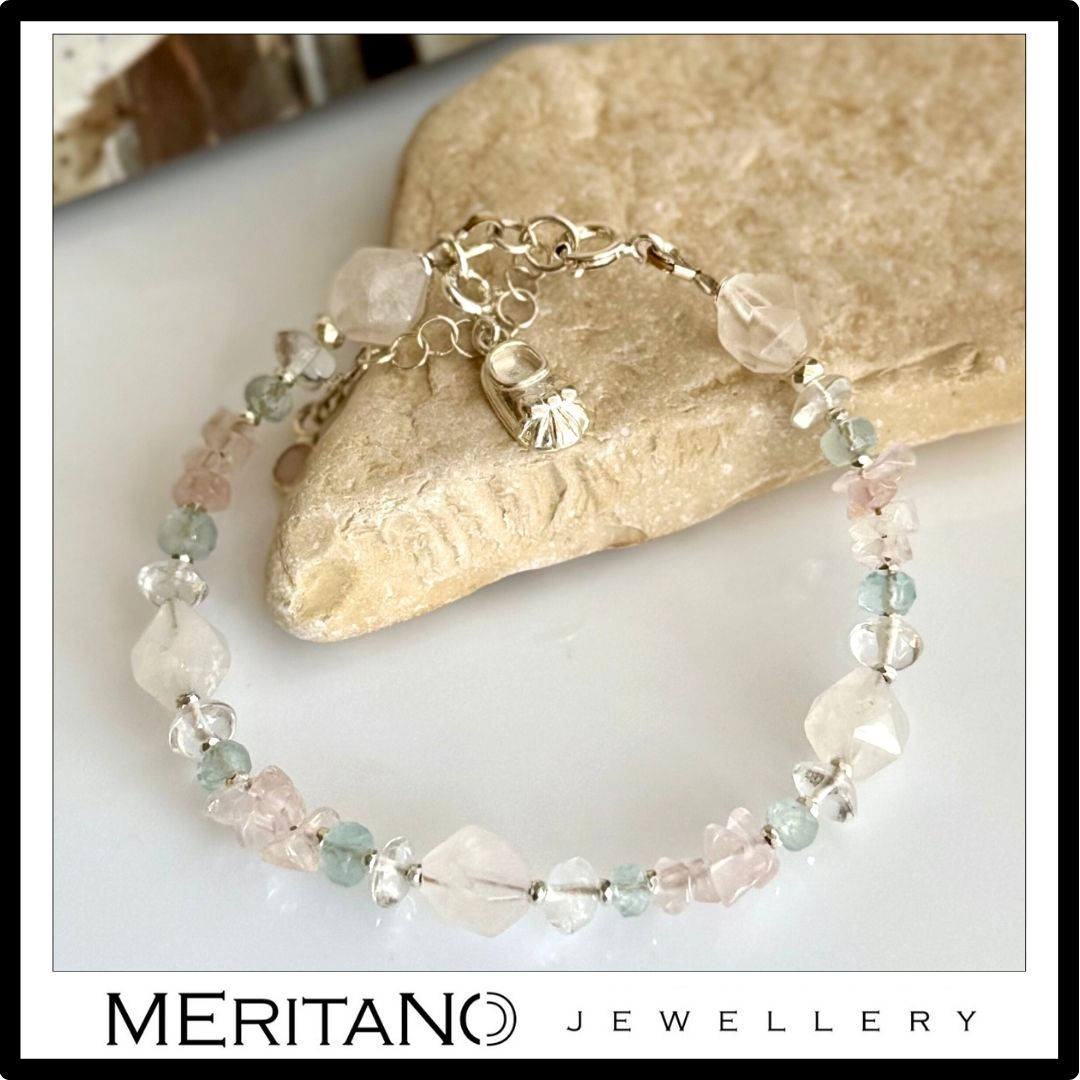 Bransoletka z akwamarynem, kryształem i kwarcem różowym na kamieniu