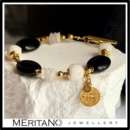 Bransoletka z onyksem i kamieniem księżycowym z monetą - widok na białym kamieniu Bransoletka z onyksem i kamieniem księżycowym z monetą - widok na białym kamieniu