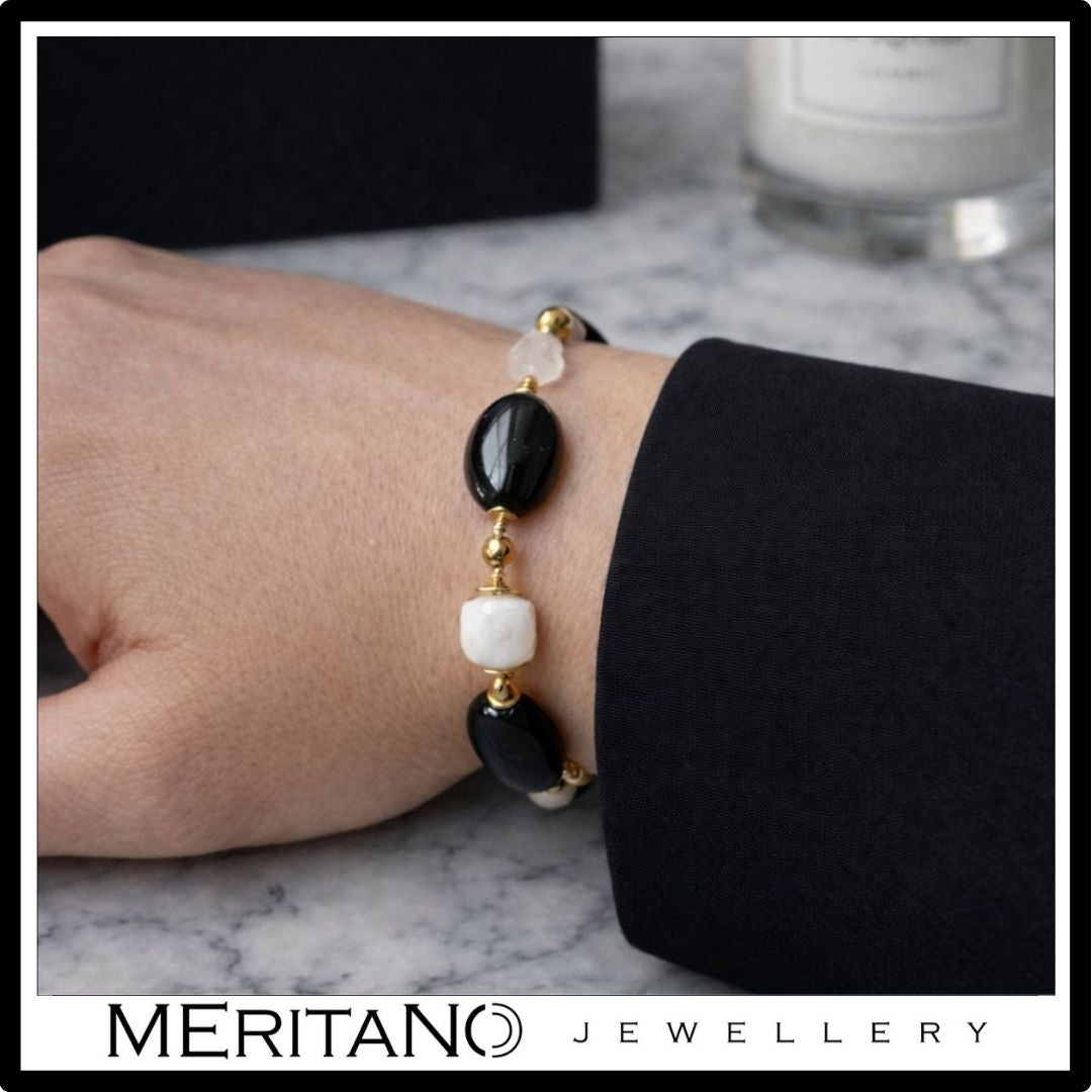 bransoletka z onyksem i kamieniem księżycowym z zawieszką - widok na ręce
