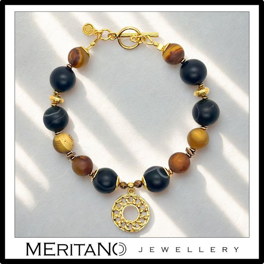 Bransoletka z agatem i zawieszką. Widok z góry. Bransoletka z agatem i zawieszką. Widok z góry.