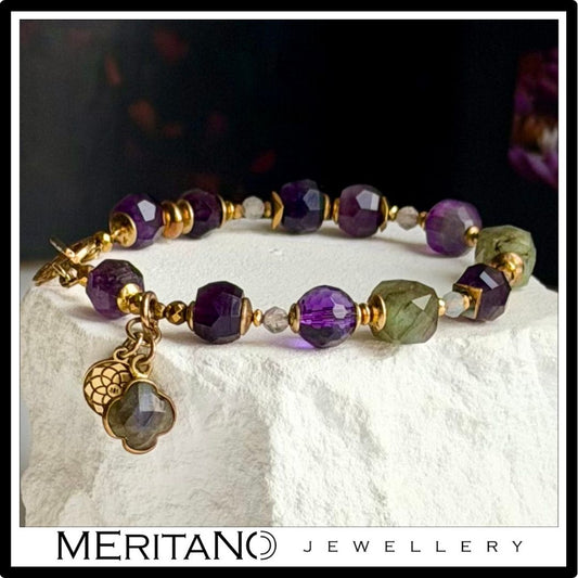 Bransoletka z ametystem, labradorytem i koniczyną - widok z przodu Bransoletka z ametystem, labradorytem i koniczyną - widok z przodu