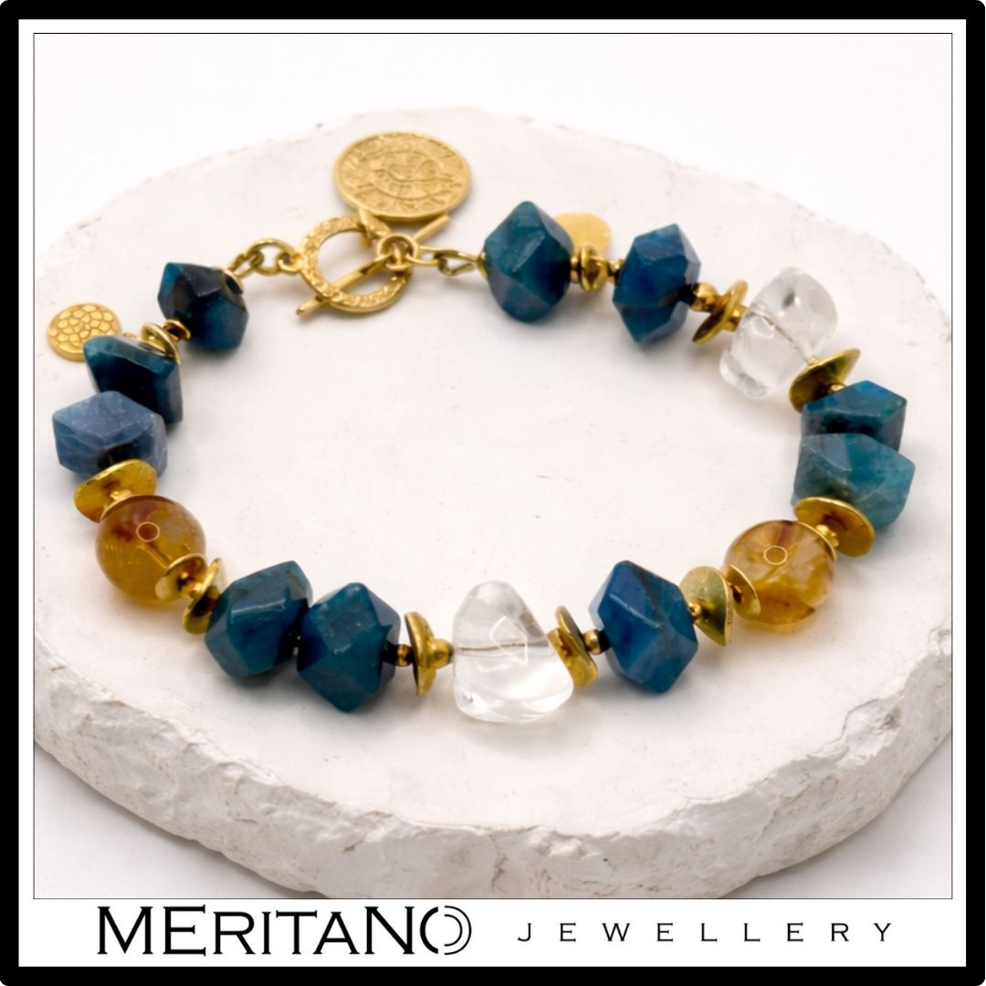 Bransoletka z cytrynem, apatytem, kryształem i złotą monetą. Widok z przodu