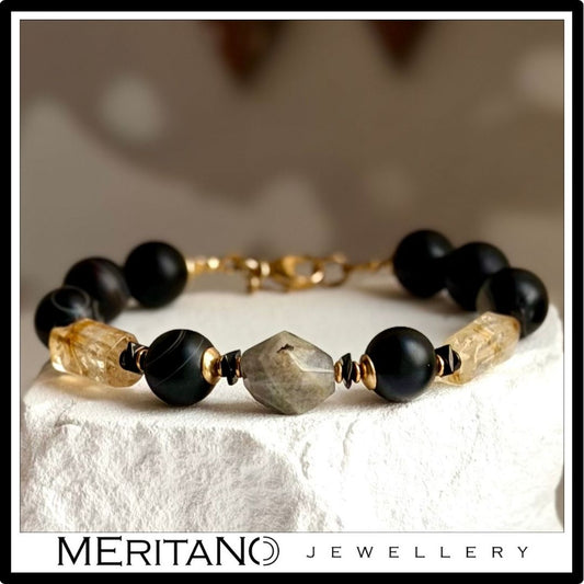 Bransoletka z czarnym agatem , cytrynem i labradorytem na gipsowym postumencie Bransoletka z czarnym agatem , cytrynem i labradorytem na gipsowym postumencie