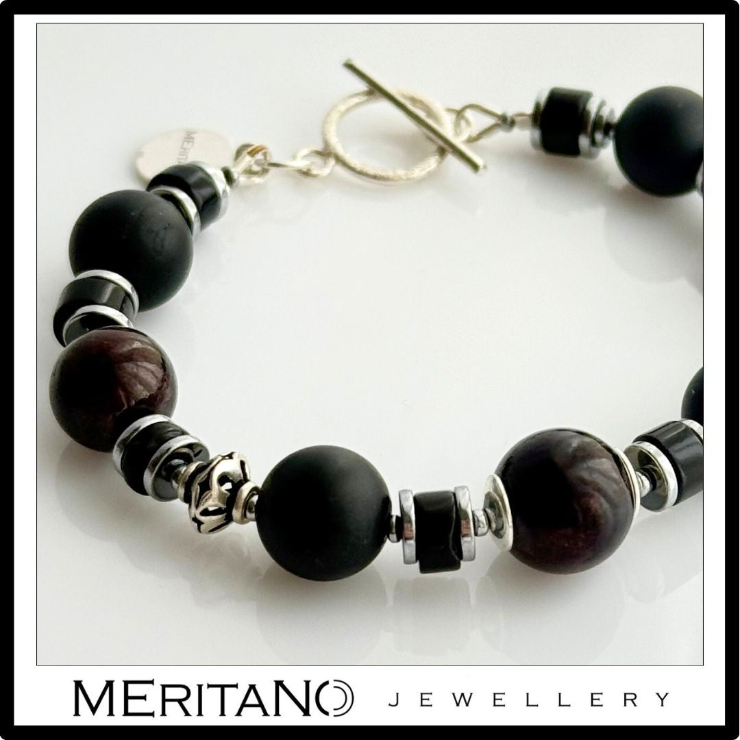 Bransoletka z turmalinem, onyksem i granatem w srebrze. Zbliżenie na detale