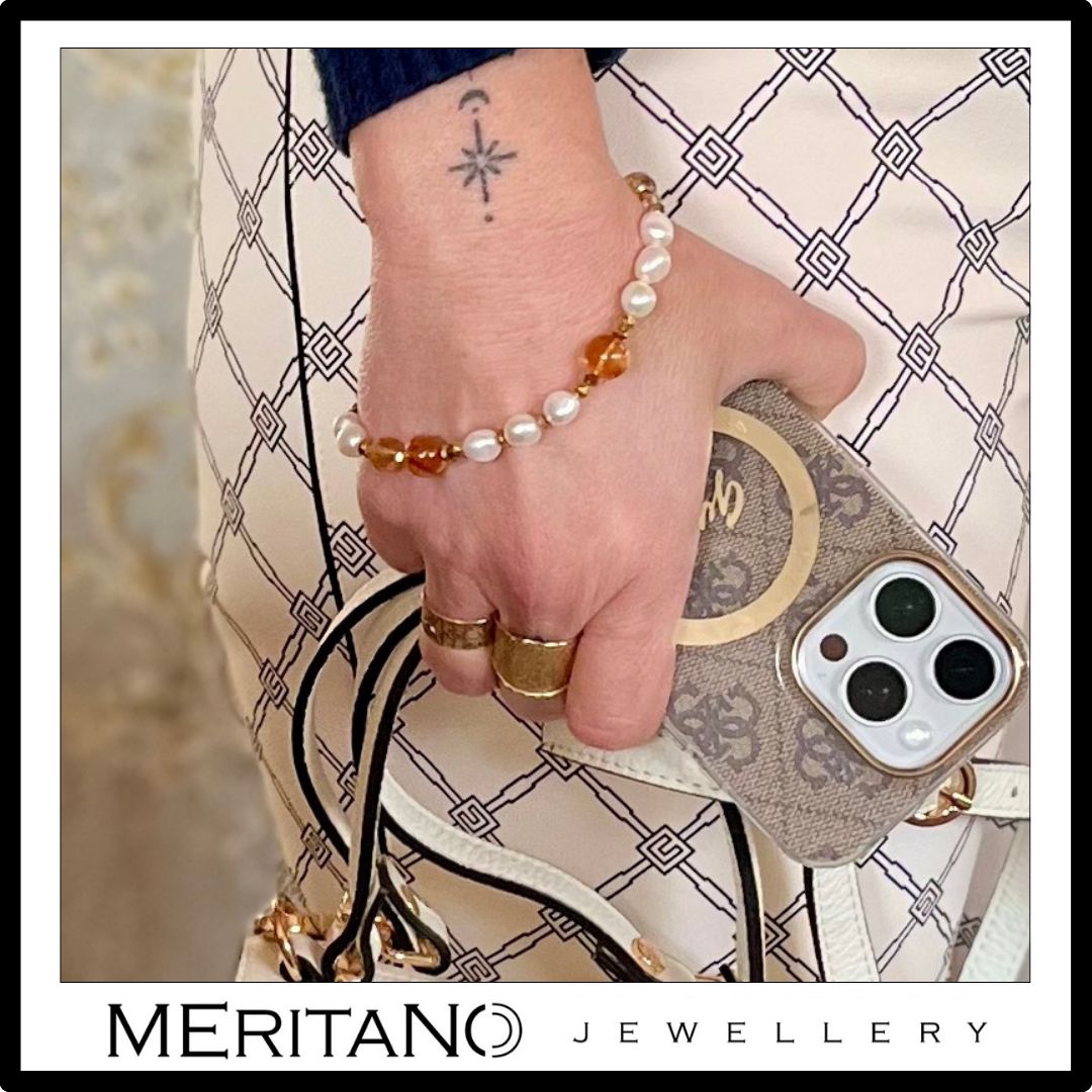 Bransoletka do telefonu z pereł i cytrynów - widok na ręce przy telefonie