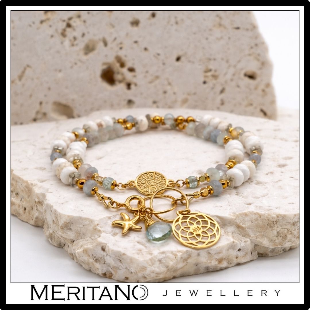 Podwójna bransoletka z howlitem, akwamarynem i monetą na trawertynie