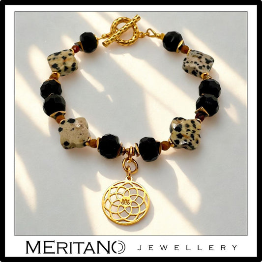 Bransoletka z obsydianem i jaspisem. oraz złotą zawieszką Widok z góry. Bransoletka z obsydianem i jaspisem. oraz złotą zawieszką Widok z góry.