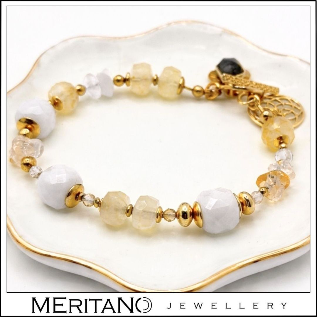 Bransoletka z kamieniem księżycowym i cytrynem, z zawieszkami, widok na białej tacy
