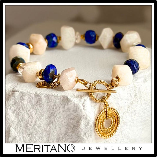 Bransoletka kamień księżycowy i lapis lazuli, złota zawieszka, duże kamienie biało niebieskie Bransoletka kamień księżycowy i lapis lazuli, złota zawieszka, duże kamienie biało niebieskie