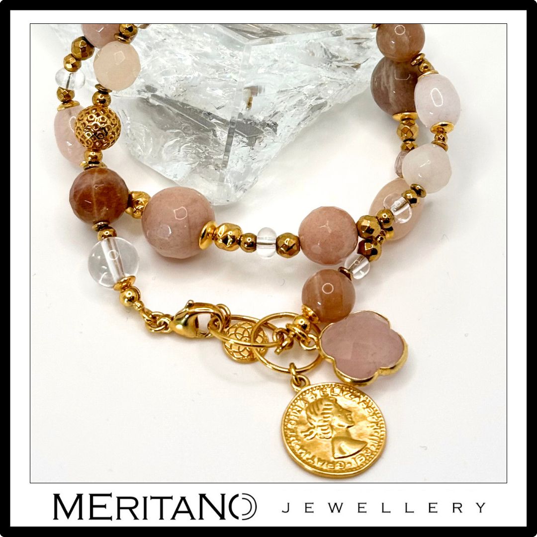 Podwójna bransoletka z kamieni naturalnych z monetą. Widok na detale.