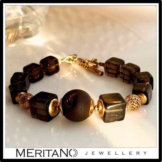 Bransoletka z kwarcem dymnym i agatem, ze złotymi detalami - widok z przodu na jasnym tle Bransoletka z kwarcem dymnym i agatem, ze złotymi detalami - widok z przodu na jasnym tle