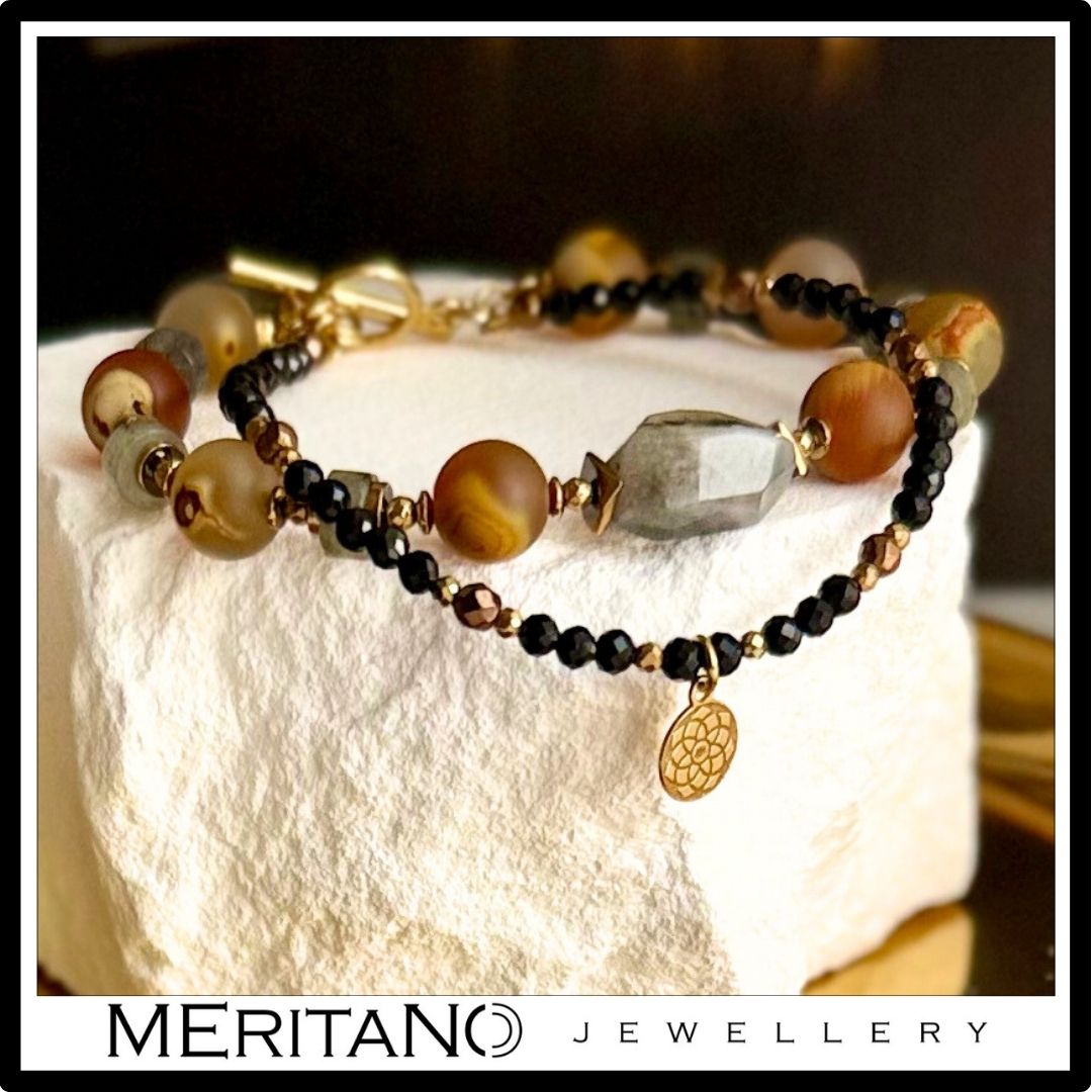 Podwójna bransoletka labradoryt i agat oraz turmalin, widok na białym kamieniu