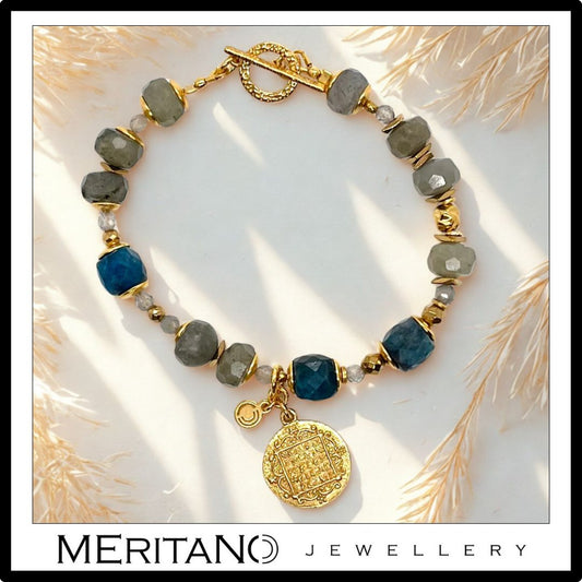 Bransoletka z labradorytem i apatytem z zawieszką, widok z góry Bransoletka z labradorytem i apatytem z zawieszką, widok z góry