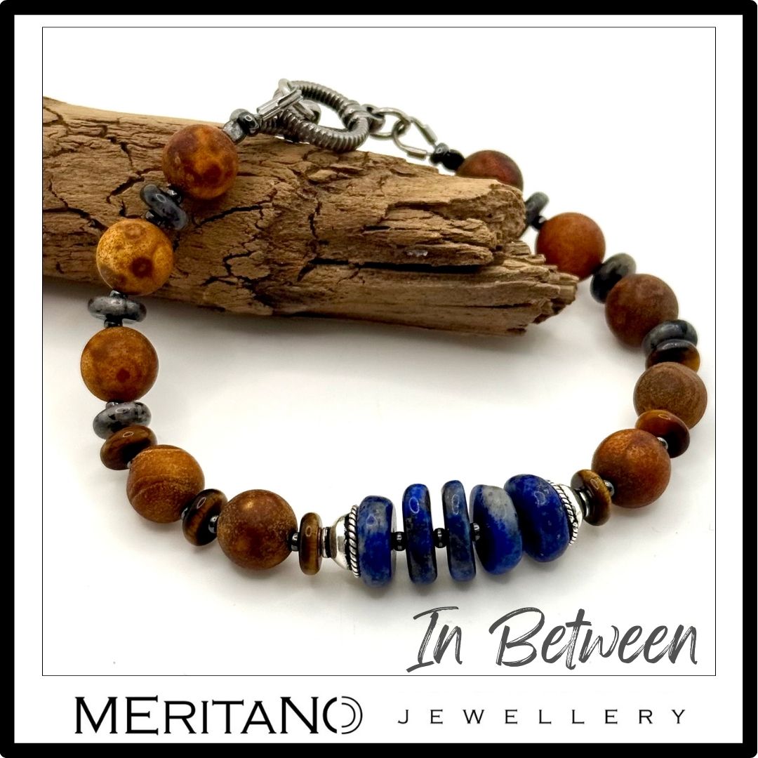 Bransoletka z lapis lazuli i agatem przy drewnie
