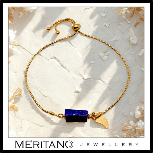 Niebieska bransoletka lapis lazuli. Widok z góry. Niebieska bransoletka lapis lazuli. Widok z góry.