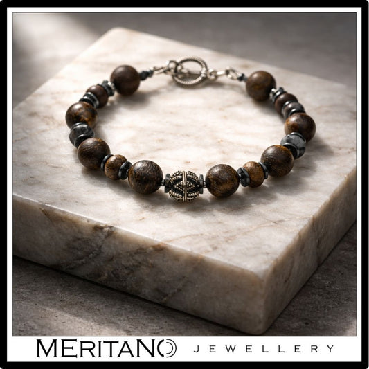 Bransoletka męska z kamieni - bronzyt i larvikit, brązowa - widok na bloku marmuru Bransoletka męska z kamieni - bronzyt i larvikit, brązowa - widok na bloku marmuru