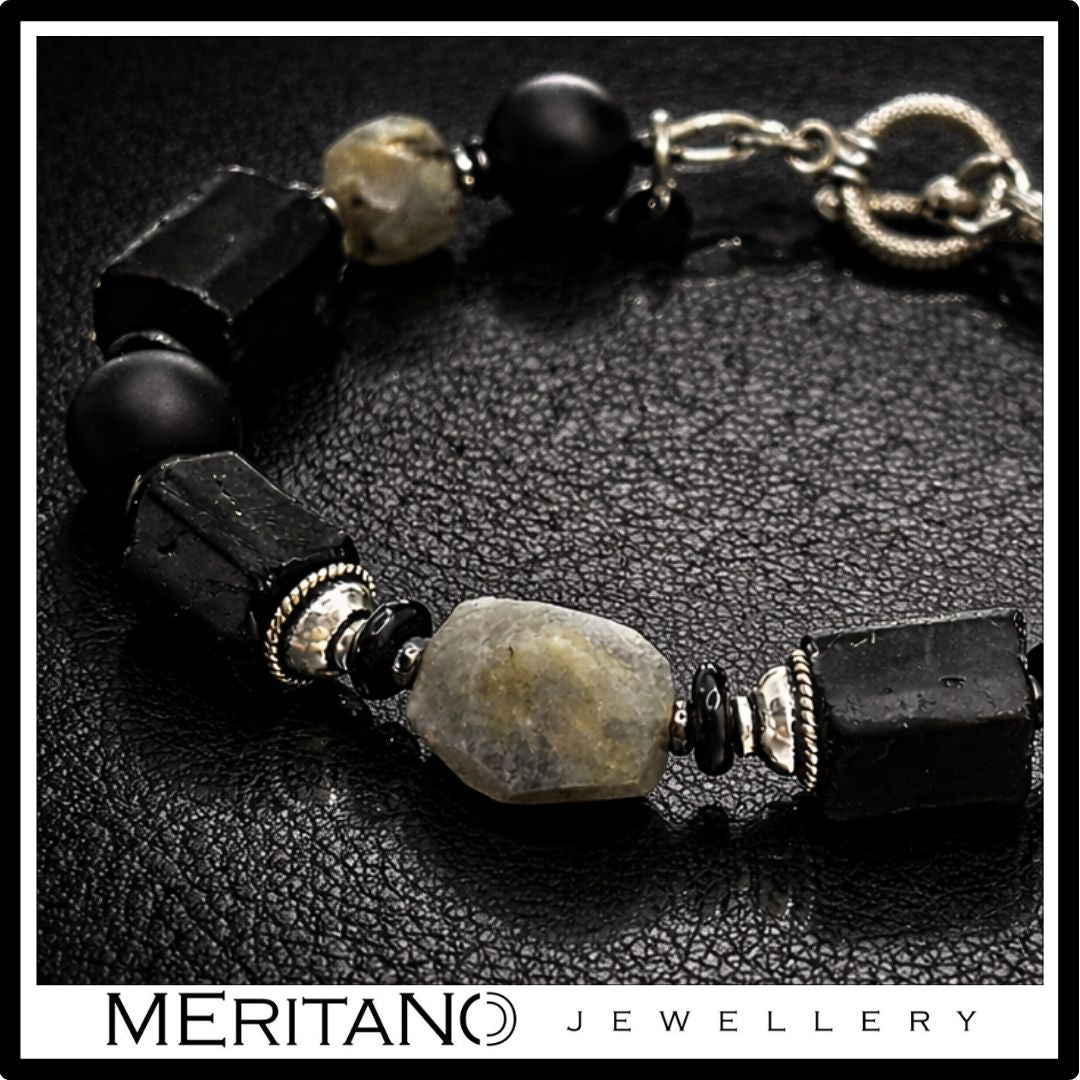 Bransoletka ochronna męska z turmalinem na ciemnym tle