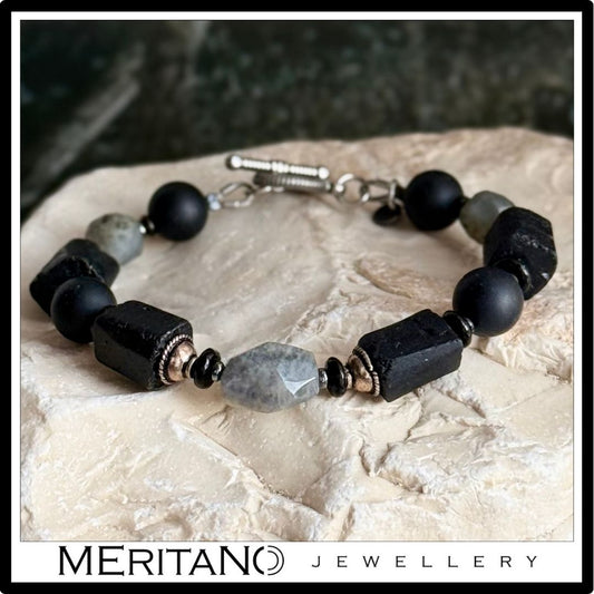 Bransoletka męska z kamieni naturalnych turmalin i labradoryt na ciemnym tle Bransoletka męska z kamieni naturalnych turmalin i labradoryt na ciemnym tle