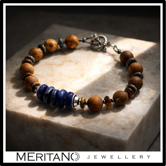 Bransoletka męska z kamieni - agat, tygrysie oko i lapis lazuli leżąca na marmurze Bransoletka męska z kamieni - agat, tygrysie oko i lapis lazuli leżąca na marmurze