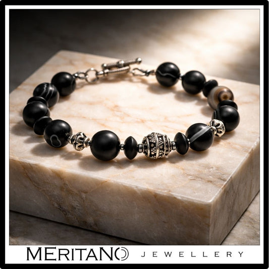 bransoletka męska z agatem i onyksem, widok na marmurze bransoletka męska z agatem i onyksem, widok na marmurze