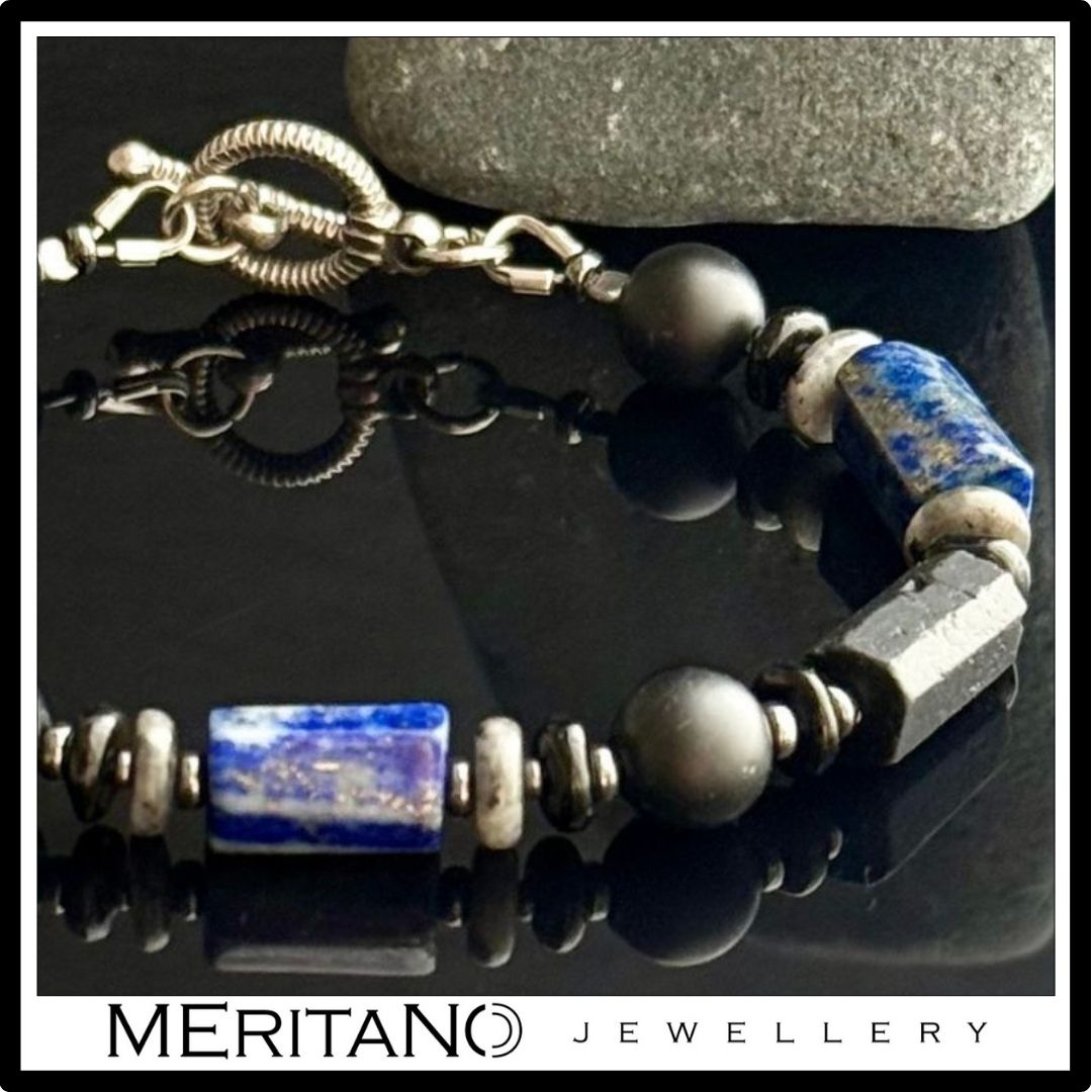 Bransoletka męska czarny turmalin i lapis lazuli na ciemnym tle - zbliżenie na detale