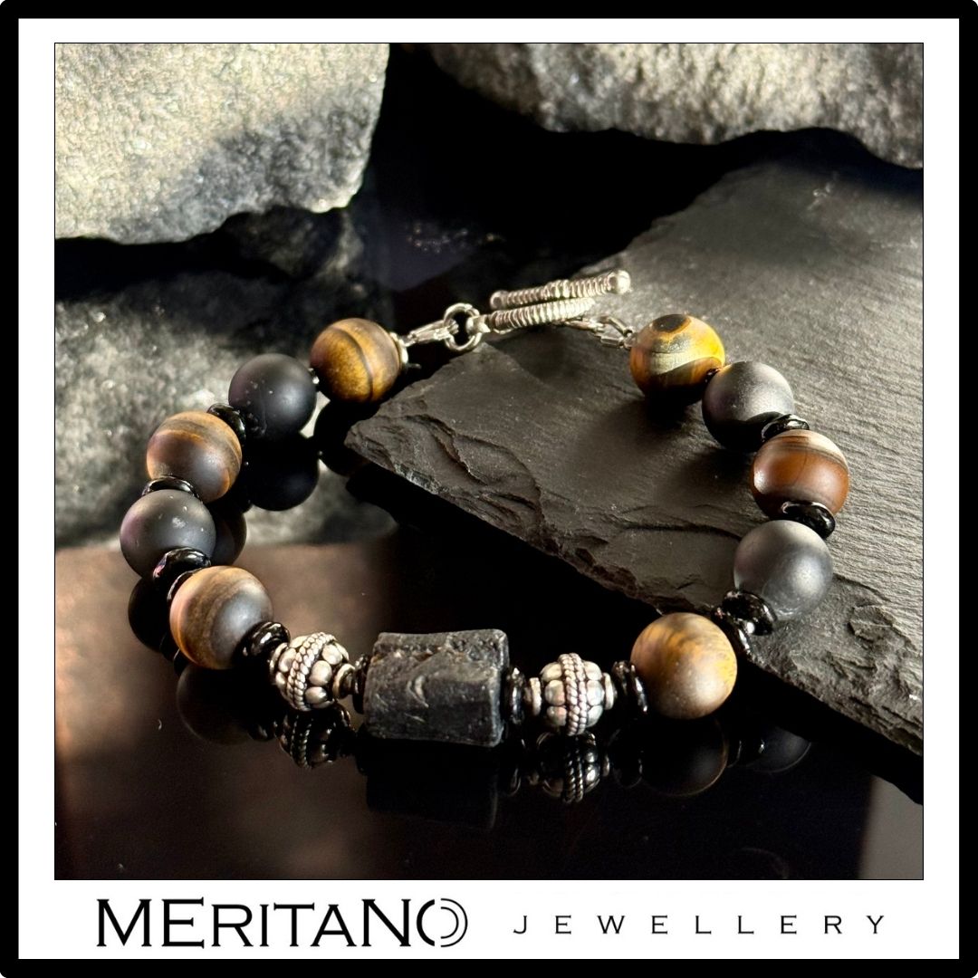 Bransoletka męska z tygrysim okiem i turmalinem na ciemnym tle