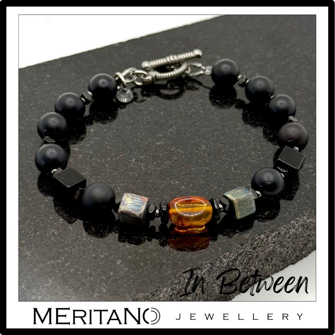 Bransoletka męska ochronna z turmalinem, onyksem i bursztynem na czarnym tle