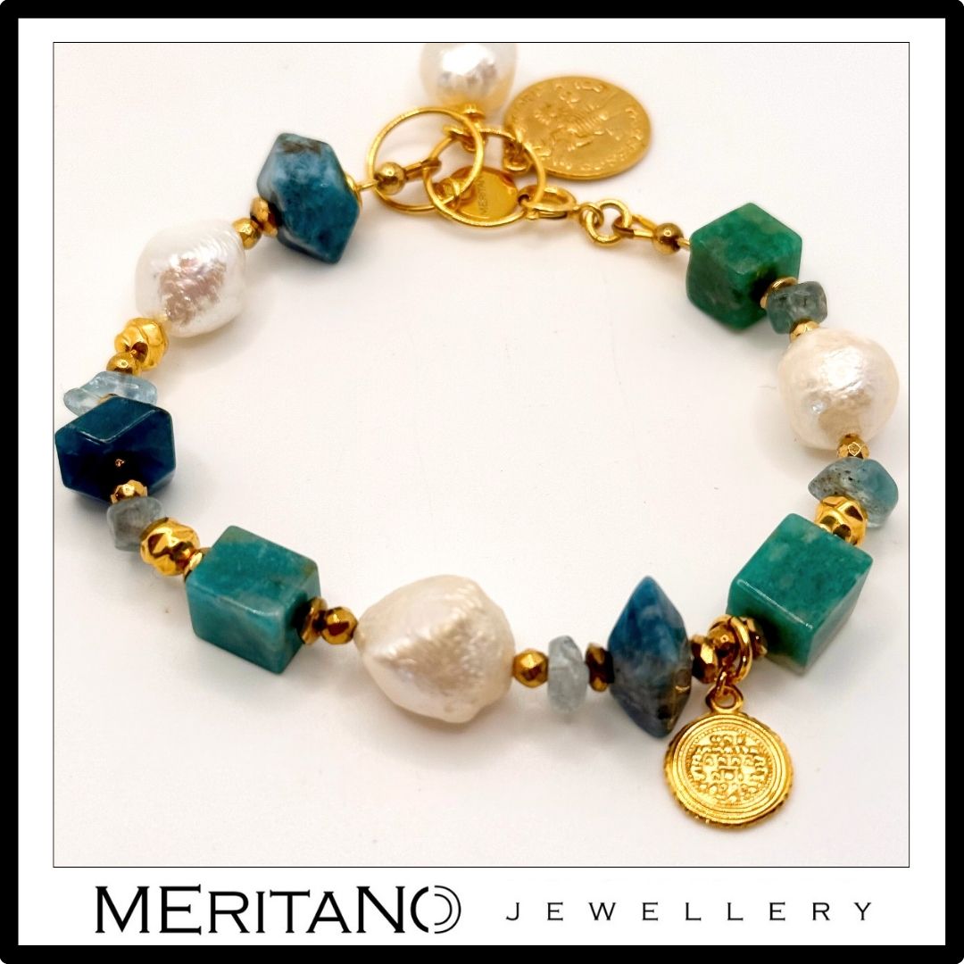 Bransoletka z perłami i apatytem z zawieszką monetą