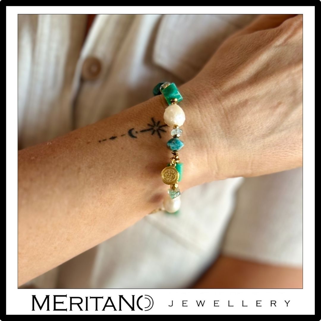 Bransoletka z perłami i amazonitem. Widok na ręce.