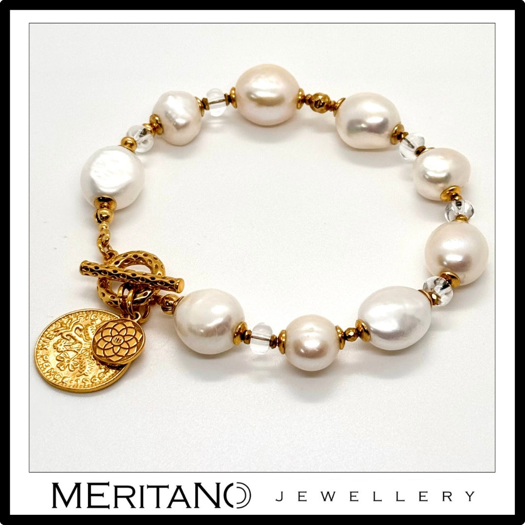 Biała bransoletka z pereł naturalnych z kryształem i zawieszką monetą. Srebro pozłacane.