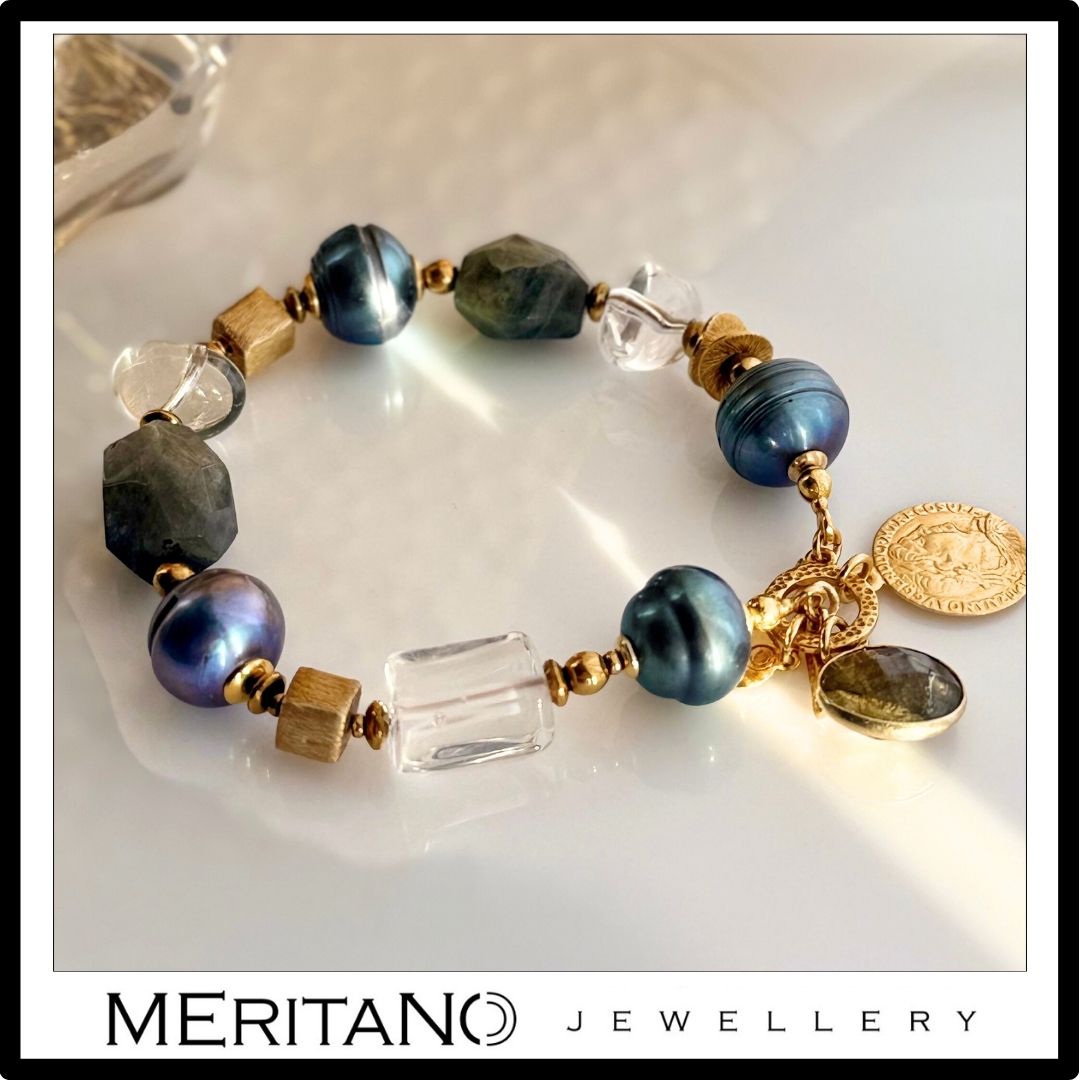Bransoletka z pereł naturalnych w odcieniach zieleni i granatu z kryształem górskim, labradorytem i złotymi zawieszkami – Meritano Jewellery.