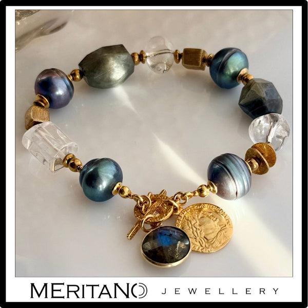 Bransoletka z zielonymi perłami barokowymi, kryształem górskim i fasetowanym labradorytem, wykończona złotą monetą i zawieszką | Meritano Jewellery.