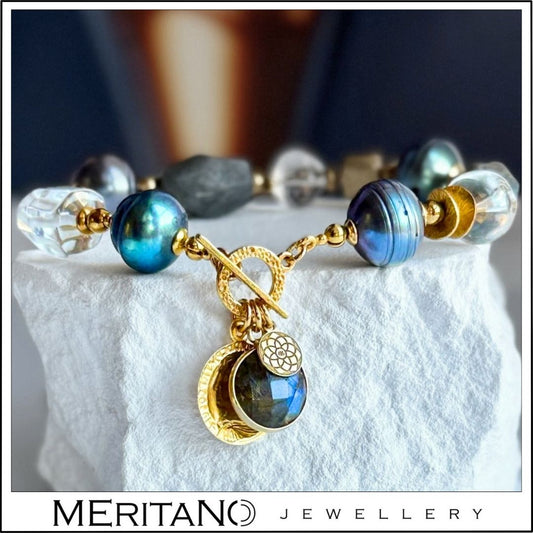 Bransoletka z perłami barokowymi, kryształem górskim i labradorytem, ze złotymi dodatkami - widok na białym kamieniu Bransoletka z perłami barokowymi, kryształem górskim i labradorytem, ze złotymi dodatkami - widok na białym kamieniu