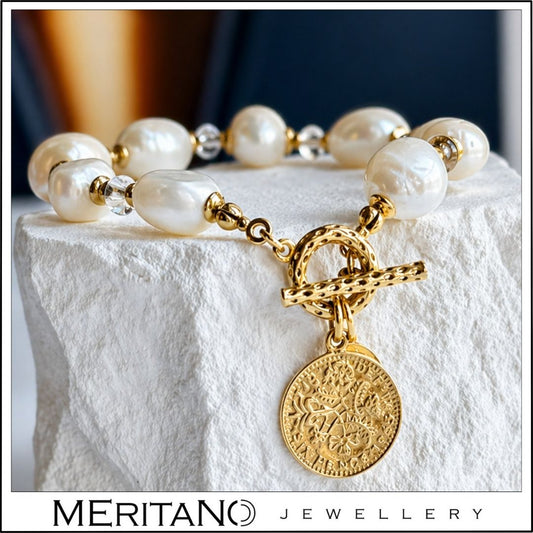 Bransoletka z perłami naturalnymi i złotą monetą - widok na białym kamieniu Bransoletka z perłami naturalnymi i złotą monetą - widok na białym kamieniu