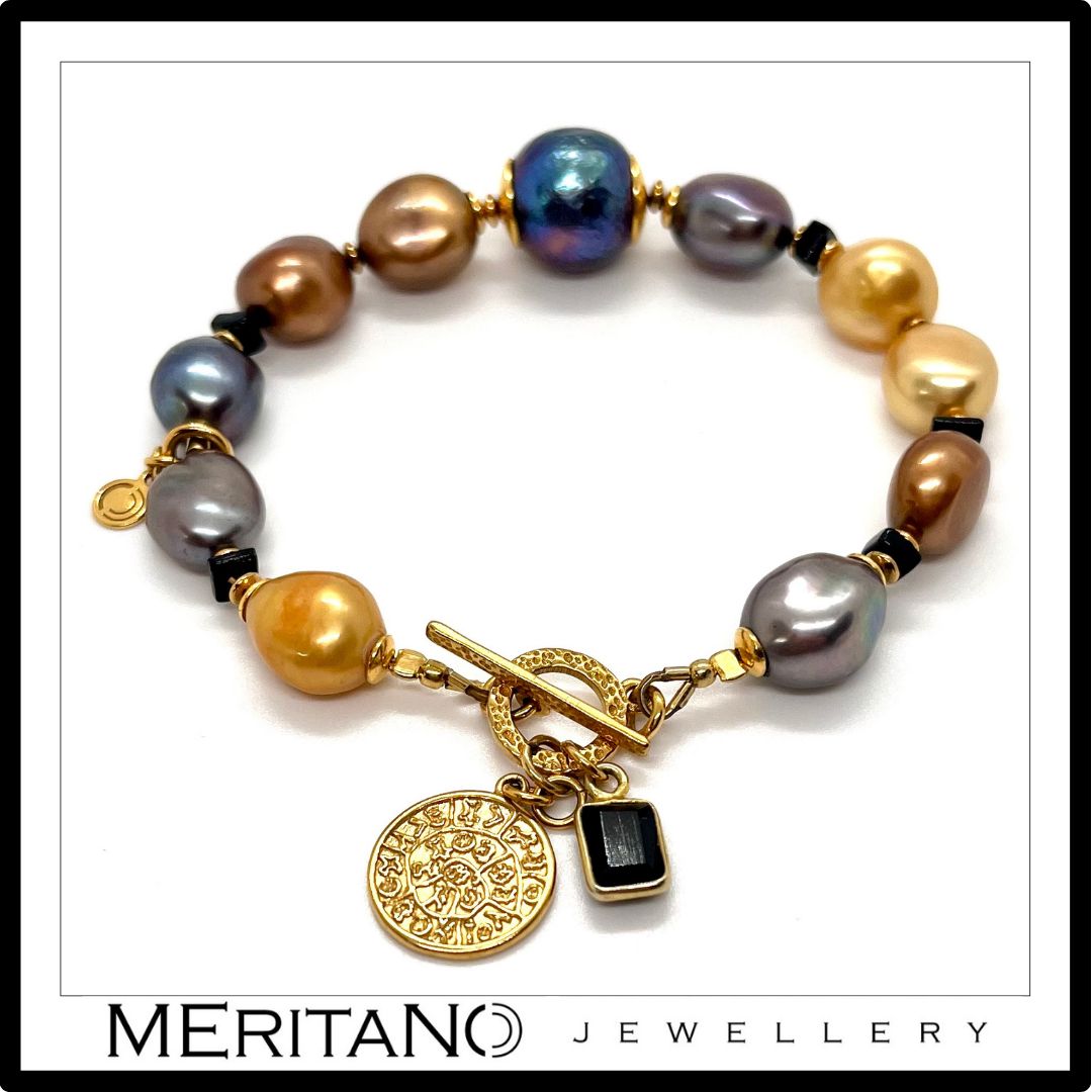 damska bransoletka z perłami naturalnymi i zawieszką z onyksu - widok na białym tle