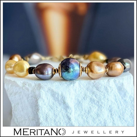 Bransoletka ze złotych pereł naturalnych barokowych z zawieszką - widok z przodu na kamieniu Bransoletka ze złotych pereł naturalnych barokowych z zawieszką - widok z przodu na kamieniu