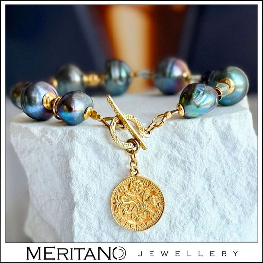 Bransoletka z perłami szaro-zielonymi barokowymi ze złotą zawieszką - widok na białym kamieniu Bransoletka z perłami szaro-zielonymi barokowymi ze złotą zawieszką - widok na białym kamieniu