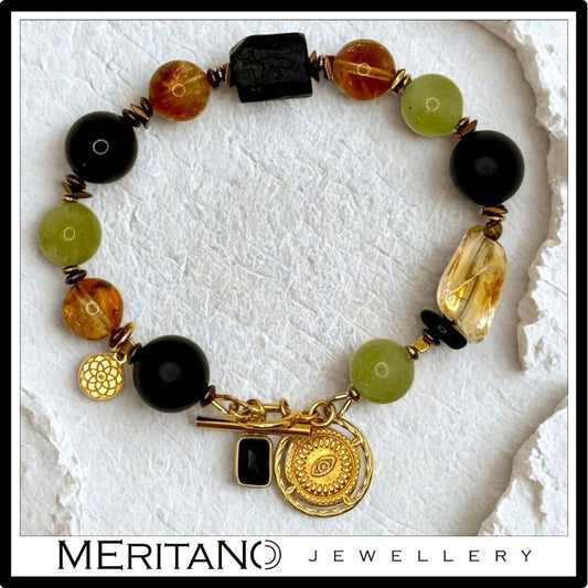 Bransoletka z czarnym turmalinem, cytrynem, jadeitem i zawieszką, widok z góry. Bransoletka z czarnym turmalinem, cytrynem, jadeitem i zawieszką, widok z góry.