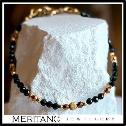 Bransoletka z czarnym turmalinem, drobne kamienie ochronne - widok na białym gipsie Bransoletka z czarnym turmalinem, drobne kamienie ochronne - widok na białym gipsie