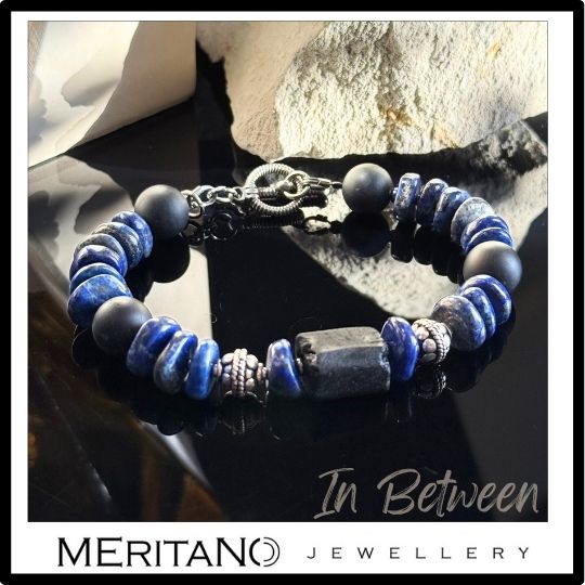 Bransoletka z turmalinem i lapis lazuli na ciemnym tle