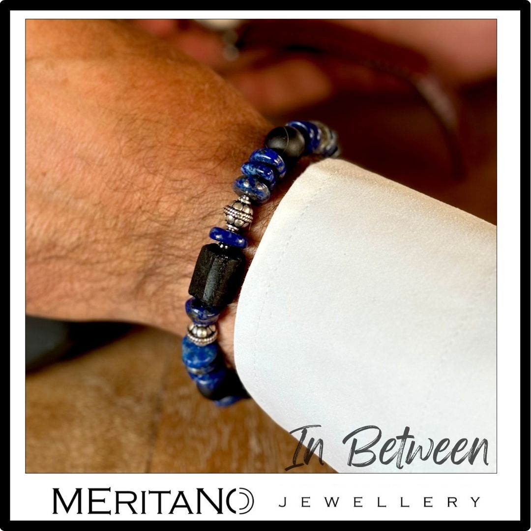 Bransoletka z turmalinem i lapis lazuli na ręce