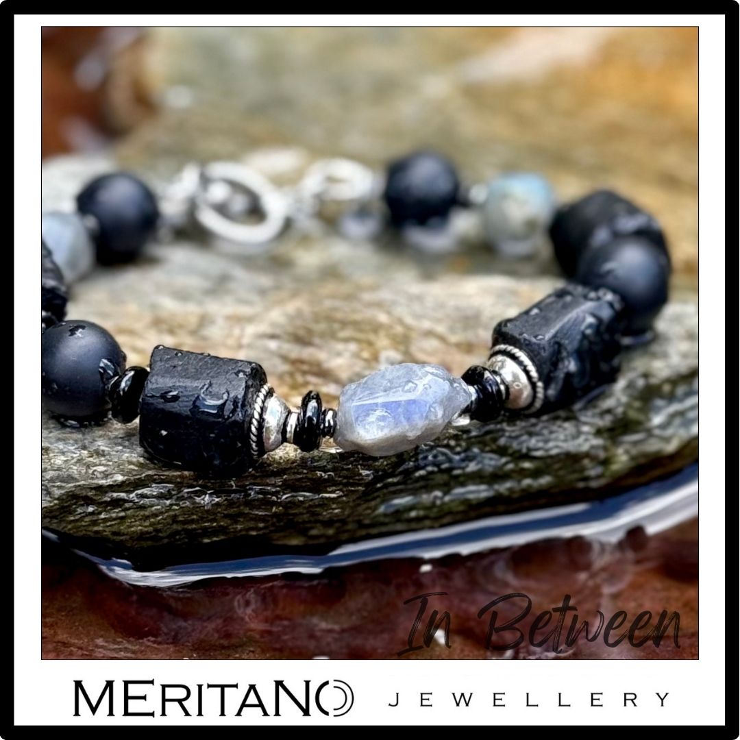 Bransoletka męska z turmalinem i labradorytem na kamieniu, zbliżenie na detale. Projekt Meritano Jewellery