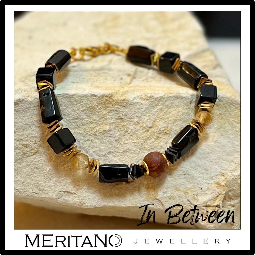 bransoletka z czarnym turmalinem na jasnym kamieniu