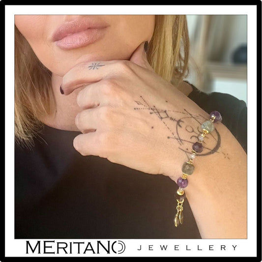 nowoczesna bransoletka z ametystem i labradorytem z koniczyną na ręce nowoczesna bransoletka z ametystem i labradorytem z koniczyną na ręce