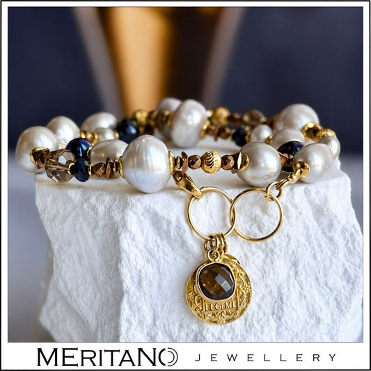 Bransoletka z pereł barokowych, szafirów z kwarcem dymnym na białym kamieniu. Bransoletka z pereł barokowych, szafirów z kwarcem dymnym na białym kamieniu.