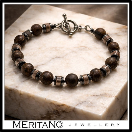 Bransoletka męska z kamieni - bronzyt i larvikit w eleganckiej formie na marmurze Bransoletka męska z kamieni - bronzyt i larvikit w eleganckiej formie na marmurze