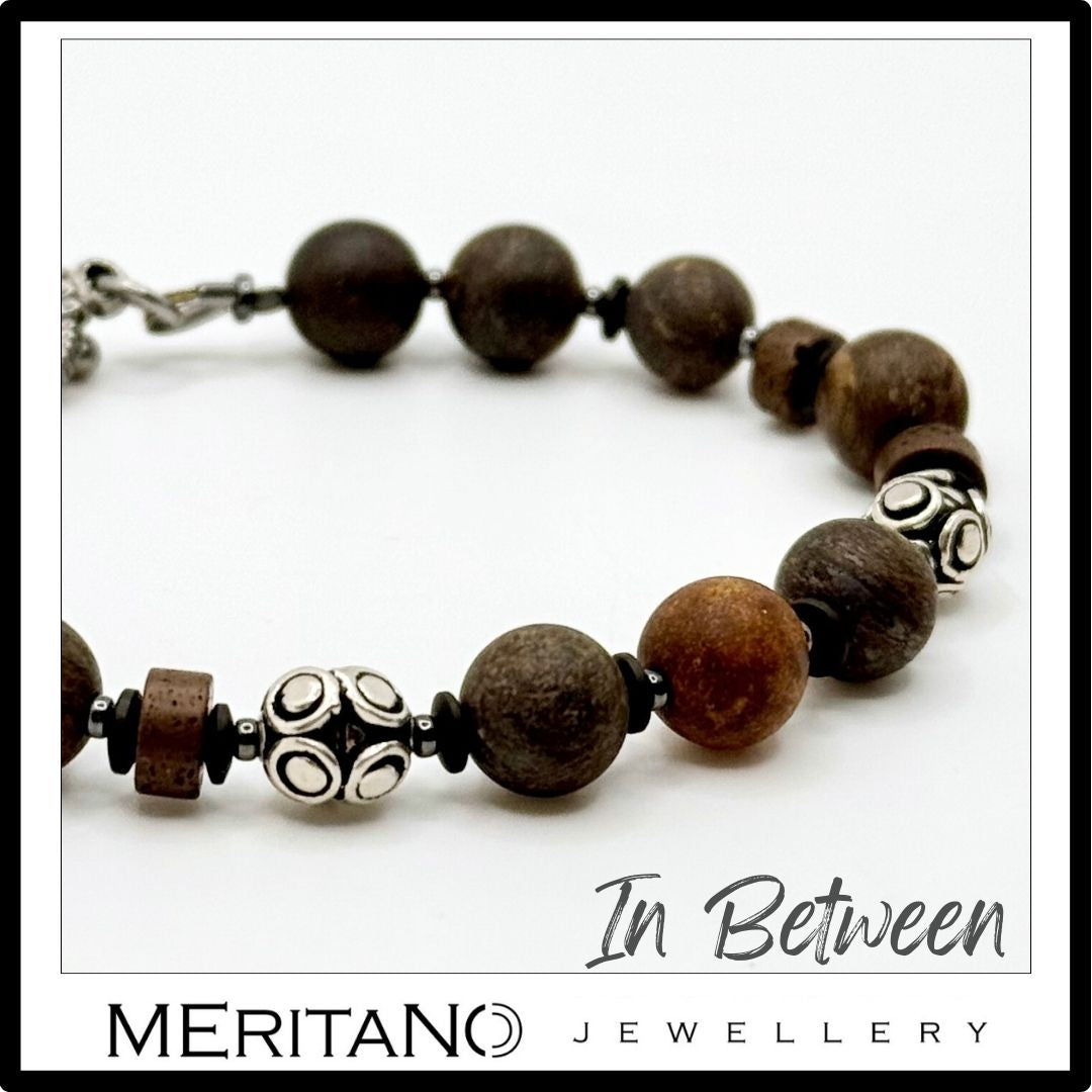 Brązowa bransoletka męska z kamieni naturalnych - zbliżenie na detale