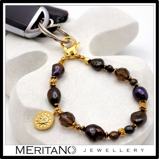 Elegancki breloczek do kluczy damski z perłami i kwarcem i złotym słońcem - widok z kluczami Elegancki breloczek do kluczy damski z perłami i kwarcem i złotym słońcem - widok z kluczami